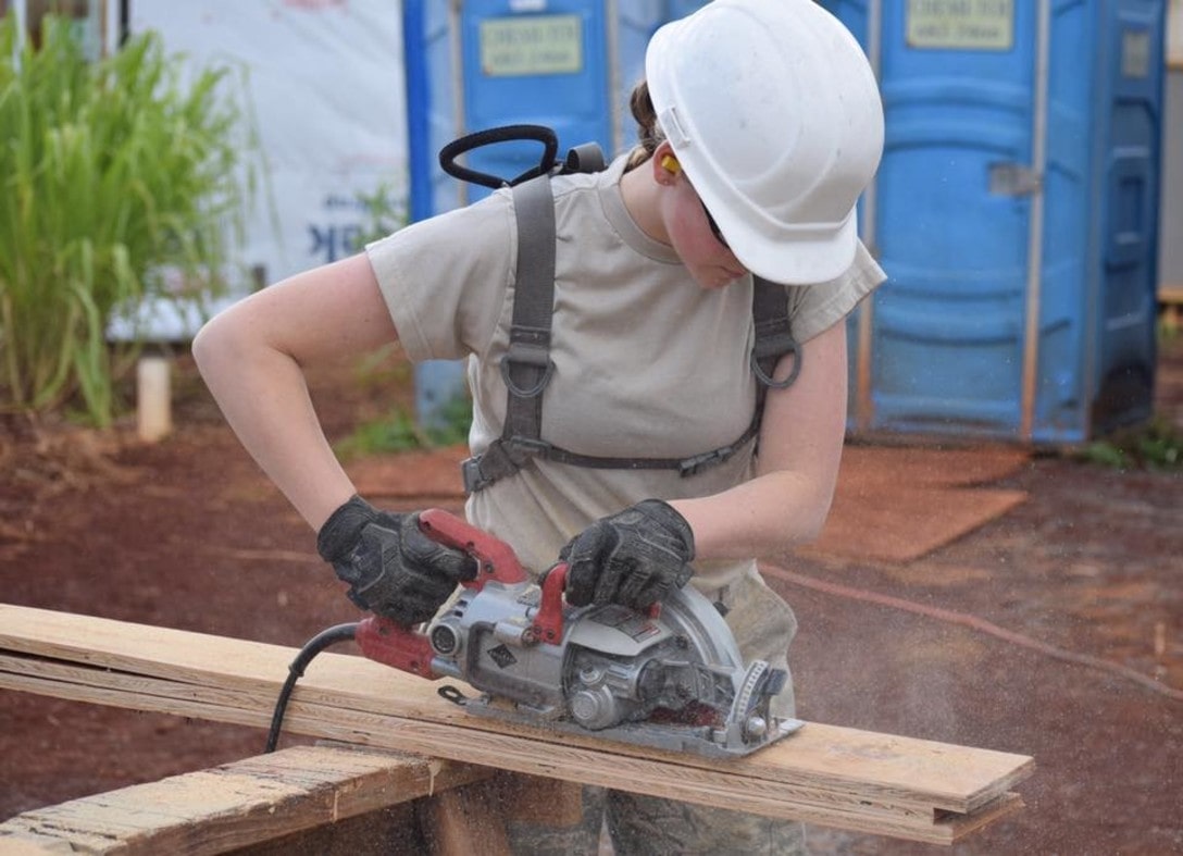 lady using a circular saw