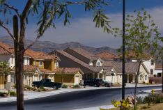 Houses in a neigborhood with mountains in the background